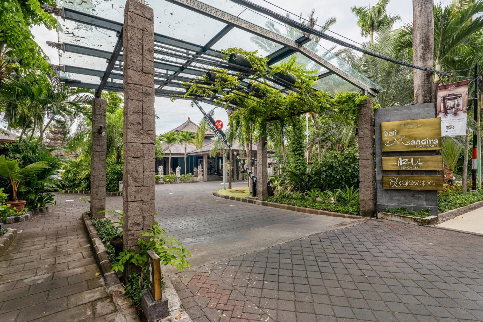 巴厘曼迪拉海滩Spa度假酒店 勒吉安 外观 照片 Entrance of the hotel