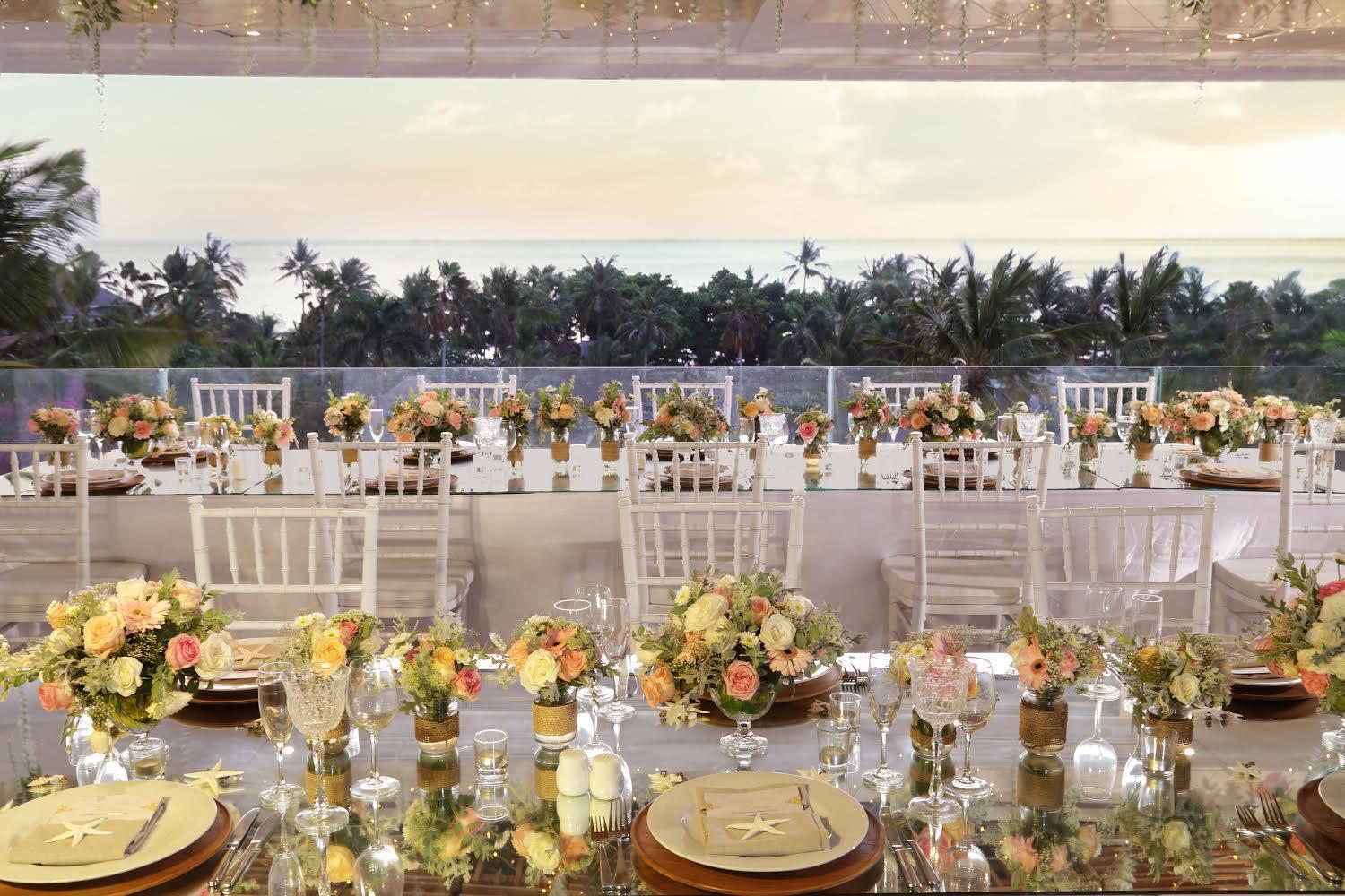 巴厘曼迪拉海滩Spa度假酒店 勒吉安 外观 照片 A long table with a view of the ocean