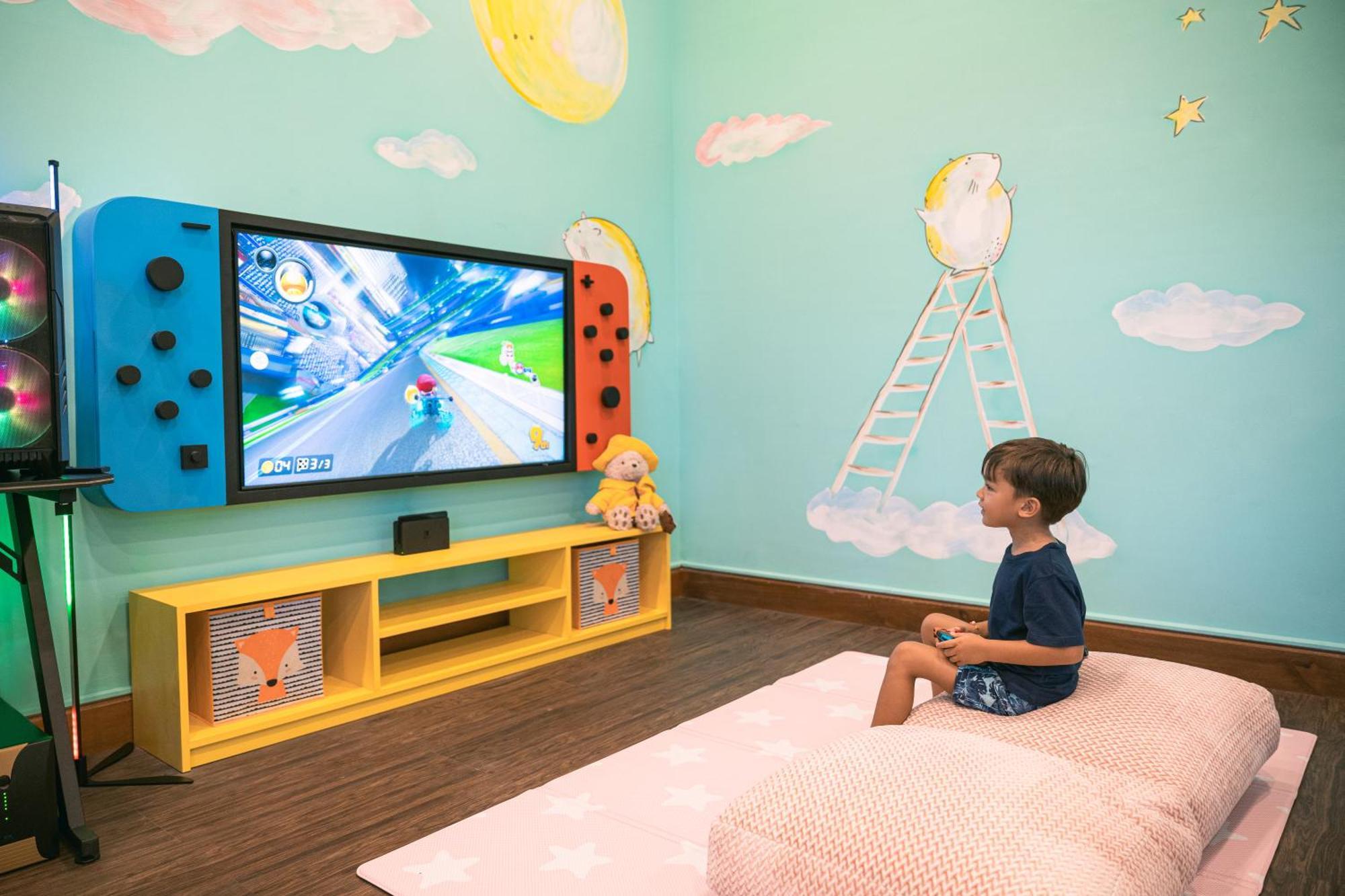 巴厘曼迪拉海滩Spa度假酒店 勒吉安 外观 照片 A child playing Mario Kart 8 Deluxe on a Nintendo Switch