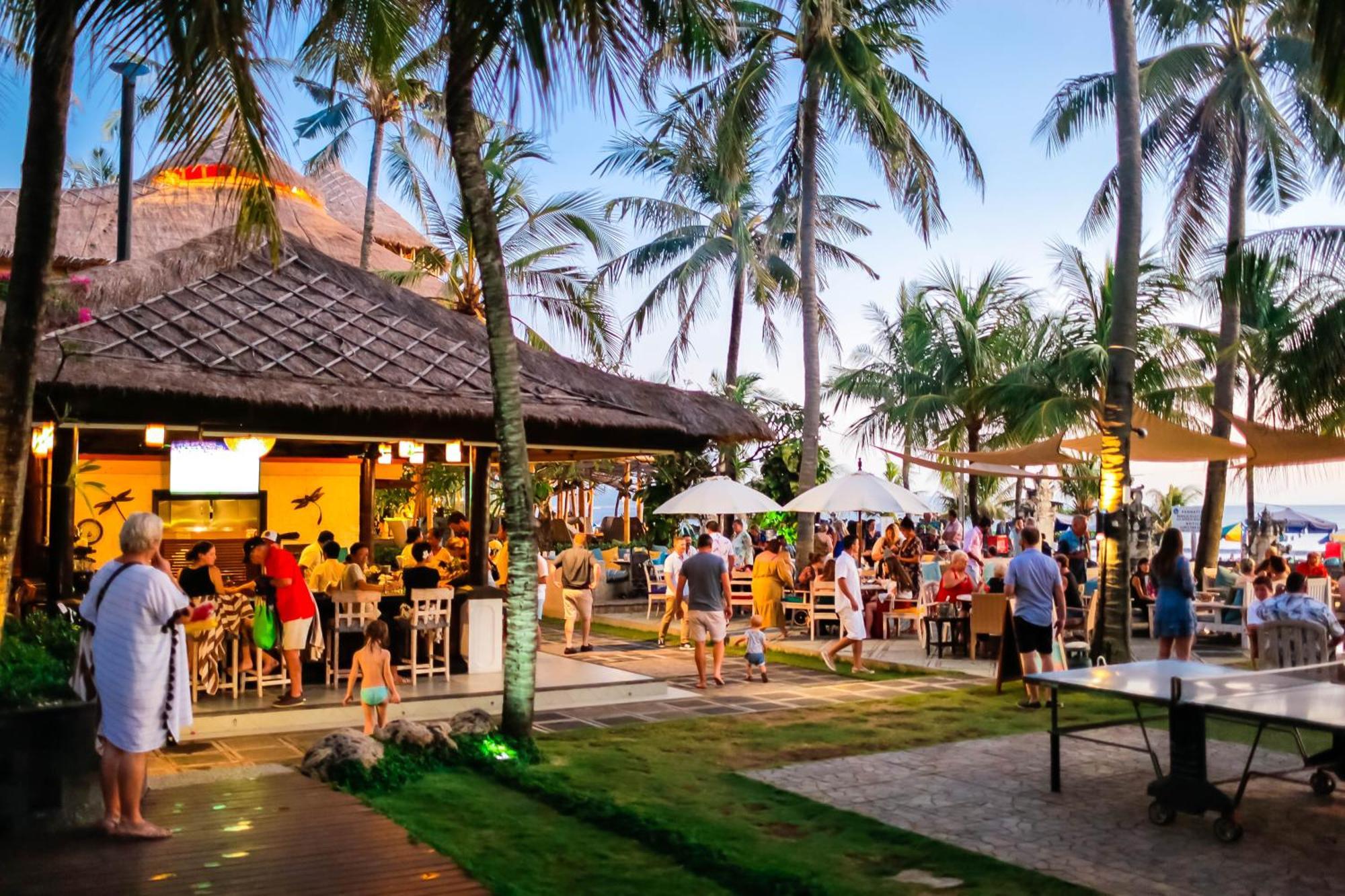 巴厘曼迪拉海滩Spa度假酒店 勒吉安 外观 照片 A beach bar in Bali, Indonesia
