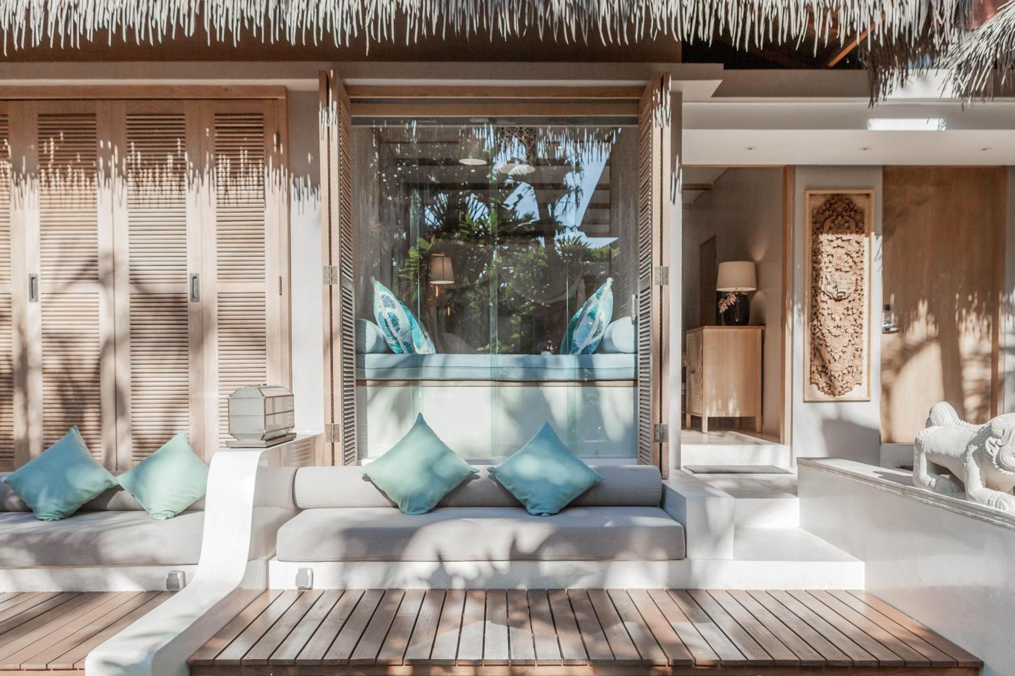 巴厘曼迪拉海滩Spa度假酒店 勒吉安 外观 照片 The interior of a villa at the resort