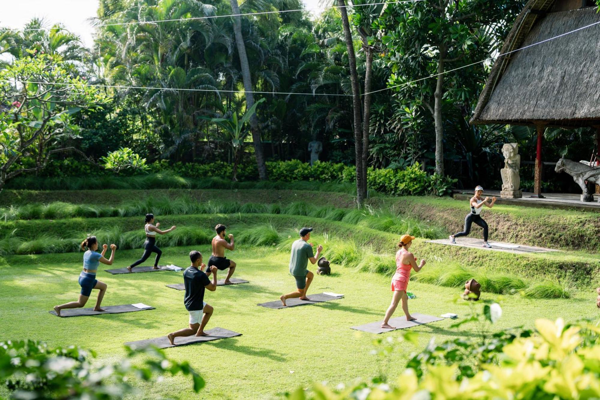巴厘曼迪拉海滩Spa度假酒店 勒吉安 外观 照片 A yoga class at the farm
