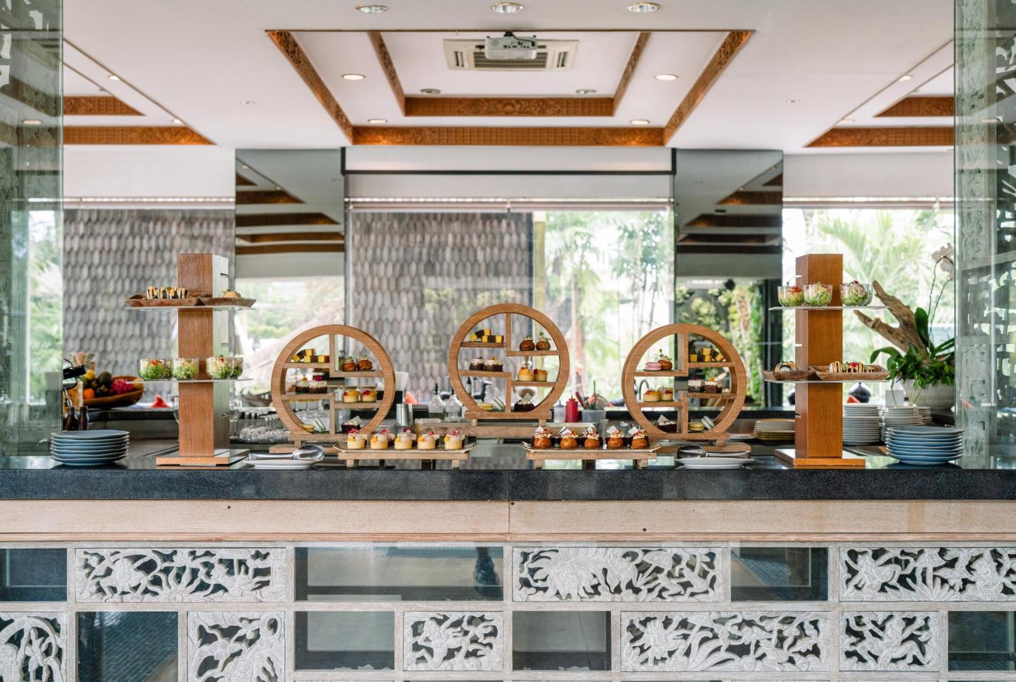巴厘曼迪拉海滩Spa度假酒店 勒吉安 外观 照片 The buffet at the lobby