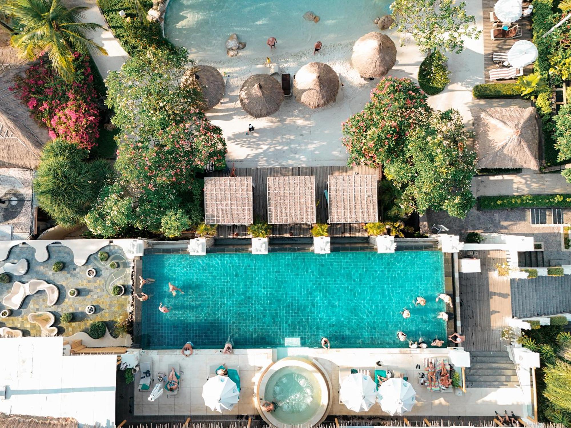 巴厘曼迪拉海滩Spa度假酒店 勒吉安 外观 照片 Aerial view of the pool at the hotel